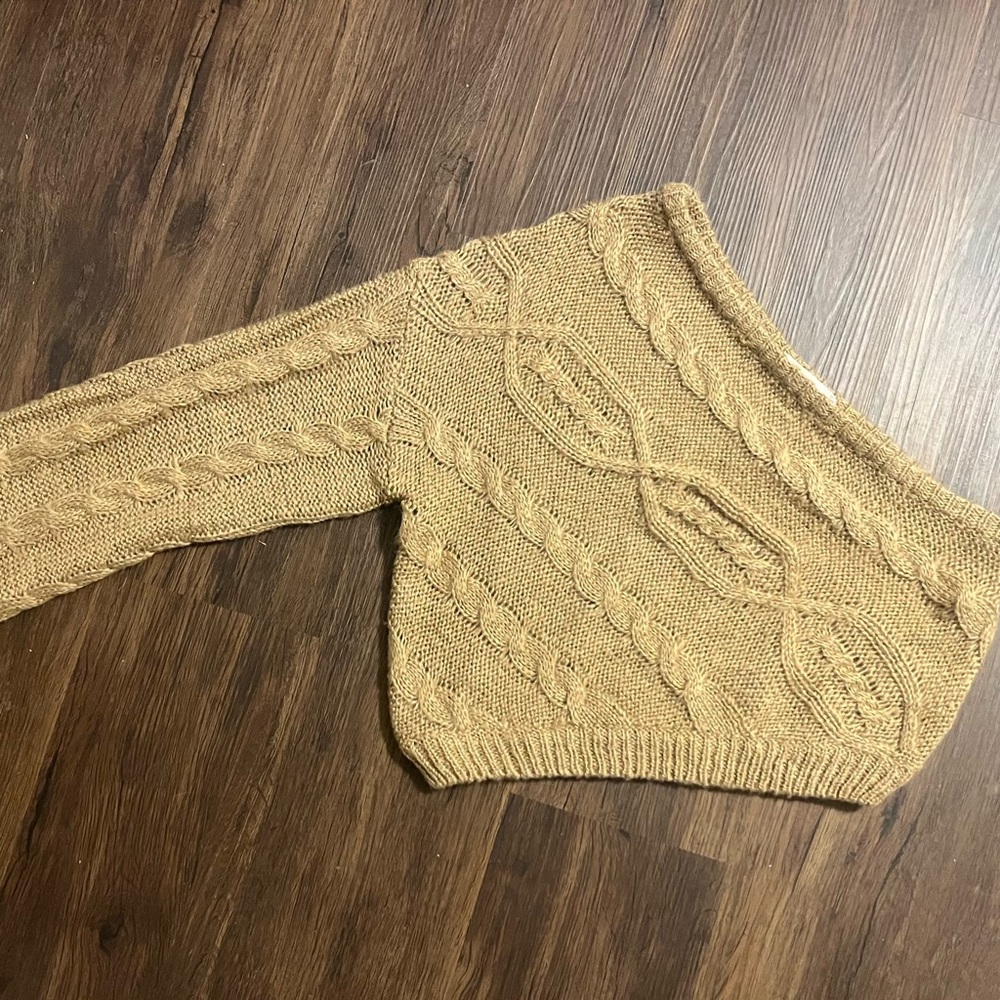 Show po sweater with one sleeve